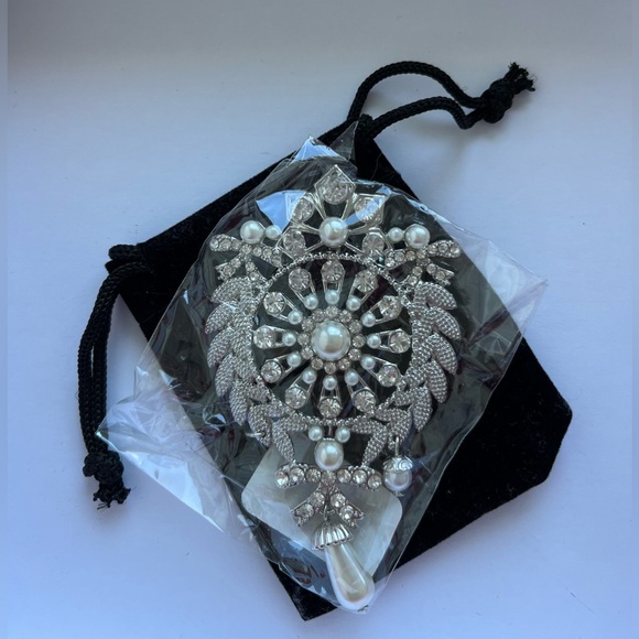 New Rhinestone & Pearl Silvertone Brooch - Picture 3 of 3